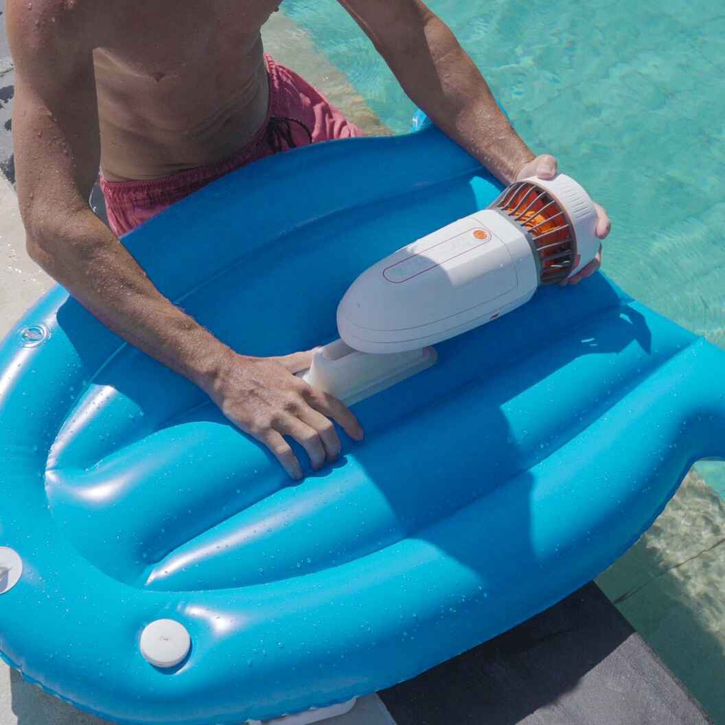 A man attaching Sublue Tini to a floating kickboard - Admired Recreation